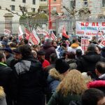 Concentración frente a las puertas de la delegación de la Junta