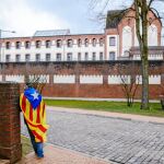 Un independentista protesta a las puertas de la prisión de Neumünster, en Alemania
