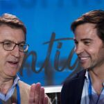 El nadador David Meca y el presidente de la Xunta de Galicia, Alberto N&uacute;&ntilde;ez-Feij&oacute;o en la Convenci&oacute;n Nacional del PP