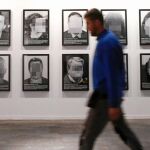 La obra cuenta con fotografías pixeladas de hasta 24 personas con una breve explicación de los motivos por los que fueron encarcelados