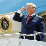 El presidente de EE UU baja del Air Force One en Huston desde donde se trasladó a Santa Fe para un encuentro con familiares de las víctimas del último tiroteo