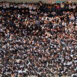 La familia educativa del colegio Pureza de María Grao de Valencia manifestó ayer, a través de manos pintadas de naranja, a favor de la educación concertada y la libertad de enseñanza