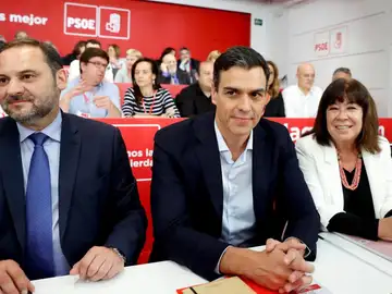 El secretario general del PSOE, Pedro Sánchez (c junto al secretario de Organización, José Luis Ábalos. Foto. Efe El secretario general del PSOE, Pedro Sánchez (c junto al secretario de Organización, José Luis Ábalos. Foto. Efe