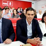 El secretario general del PSOE, Pedro Sánchez (c junto al secretario de Organización, José Luis Ábalos. Foto. Efe