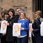 La diputada de Junts per Catalunya, Elsa Artadi (c), junto a varias de sus compañeras