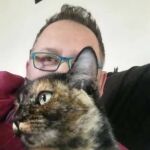 Kino Navarro y su gata han sido suspendidos porque supuestamente Kino ha infringido sus propios derechos de autor.
