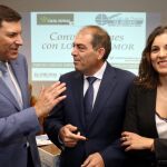 El consejero de Empleo, Carlos Fernández Carriedo, conversa con los presidentes nacional y regional de ATA, Lorenzo Amor y Soraya Mayo, respectivamente