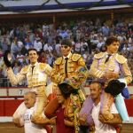 La terna a completo a hombros en la última de la Feria de Santiago en Santander / @infotalavante