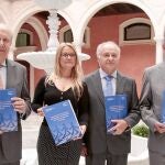 Juan Pedro Álvarez, Pilar Lacasta, Alfonso Rodríguez y José Antonio Busto posan con la publicación