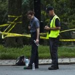 Trabajadores de la Universidad de Princeton en la entrada de uno de los edificios