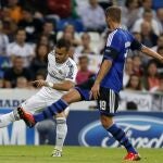 El delantero del Real Madrid Jesé Rodríguez (i) lucha un balón con Rurik Gislason, del FC Copenhague