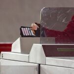 Una mujer ficha al entrar en su oficina