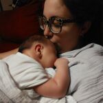 El bebé debe aprender a dormir fuera del útero de su madre. El sonido de su corazón y su voz, junto con una temperatura agradable, le proporciona la seguridad y tranquilidad necesaria