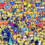 Aspecto de la grada en el Camp Nou de un partido entre un combinado catalán jugando contra el País Vasco
