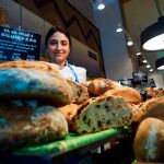 El pan es el alimento que los hogares más tiran a la basura, se podría rallar o reutilizar para hacer sopa de ajo o puding, las tropas jóvenes de Greta Thundberg tienen un frente más donde luchar contra el cambio climático, en las cocinas de sus casas