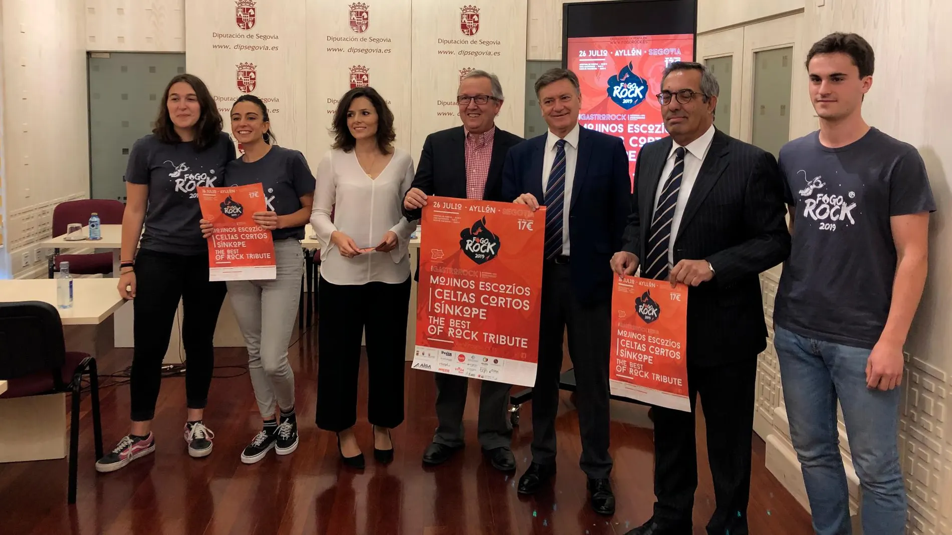 Francisco Vázquez presenta el festival junto al alcalde de Ayllón, César Buquerín, y Lucía Arribas, secretaria de la Asociación Fogo Rock, entre otros