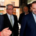 El ministro de Fomento, José Luis Ábalos, junto al presidente de la CEV, Salvador Navarro, en un acto del pasado jueves en Valencia. ARCHIVO