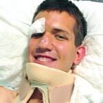 Stephen Ward, estadounidense de Utah de 18 años, sonríe desde la cama del hospital