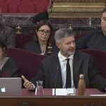 Andreu Van Den Eynde (c), abogado de Oriol Junqueras (d, detrás) y Raül Romeva (i, detrás), durante el juicio del "procés"