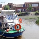 El barco turístico Juan de Homar a su llegada a Becerril de Campos