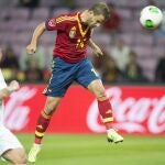 Soldado remata para conseguir gol ante el defensa chileno Gary Medel, durante el partido amistoso disputado en el estadio de Ginebra