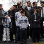 Adultos y niños esperan para entrar en el Honan Funeral Home, donde la familia del niño de seis años Jack Pinto iba a realizar el funeral hoy en Newtown.
