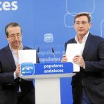 Rafael Salas y Rafael Carmona, ayer, en la sede del PP-A