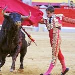 Pase de pecho de El Juli a uno de sus dos toros de Núñez del Cuvillo lidiados ayer en Granada