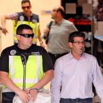 Jorge Rodríguez acompañado por la Policía durante el registro que se produzco en la Diputación de Valencia y por el que estuvo detenido