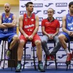 En la imagen, los nuevos fichajes, Dejan Ivanov; Marko Banic y Andrés Miso, junto al entrenador Txus Vidorreta
