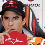 Marc Márquez, en el box de su equipo antes de salir a rodar en Cheste