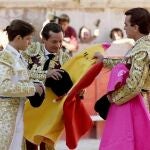 Manzanares padre cede los trastos a un jovencísimo El Juli en presencia de Ortega Cano