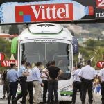 El autobús del equipo Omega quedó atascado durante unos minutos en la línea de meta