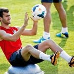 Baptistao se enfrentará hoy con el equipo que le llevó a Primera y su ex técnico le recomienda paciencia para esta primera etapa en el Atlético: «Cuando llegas a este nivel es más difícil hacerse un hueco, pero no tiene que desesperarse porque va a ser importante», decía Paco Jémez, que buscará la sorpresa en el Calderón.