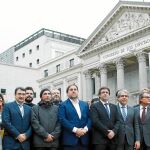 Puigdemont, Artur Mas, Oriol Junqueras y otros diputados y senadores mostrando su apoyo a Francesc Homs / Foto: Javier Fdez. Largo