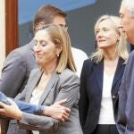 La ministra saluda ayer a Ascensión de las Heras (IU) a la entrada de la comisión