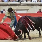 Sebastián Castella templa con la derecha la embestida del ejemplar