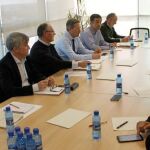 El secretario autonómico de Vivienda, Lluís Ferrando, y el director general de Obras Públicas, Transporte y Movilidad, Carlos Domingo, se reunieron ayer con las asociaciones de taxistas y de VTC como a Unauto, asociación de empresas de las VTC, durante las dos reuniones que han mantenido este martes.