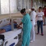 Enfermeras atienden a los pacientes en el exterior de los hospitales Cancerología y Ciudad Renacimiento, en el puerto de Acapulco