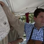 El primer ministro de Gibraltar, Fabian Picardo, sujeta un ejemplar de la portada del Tratado de Utrecht