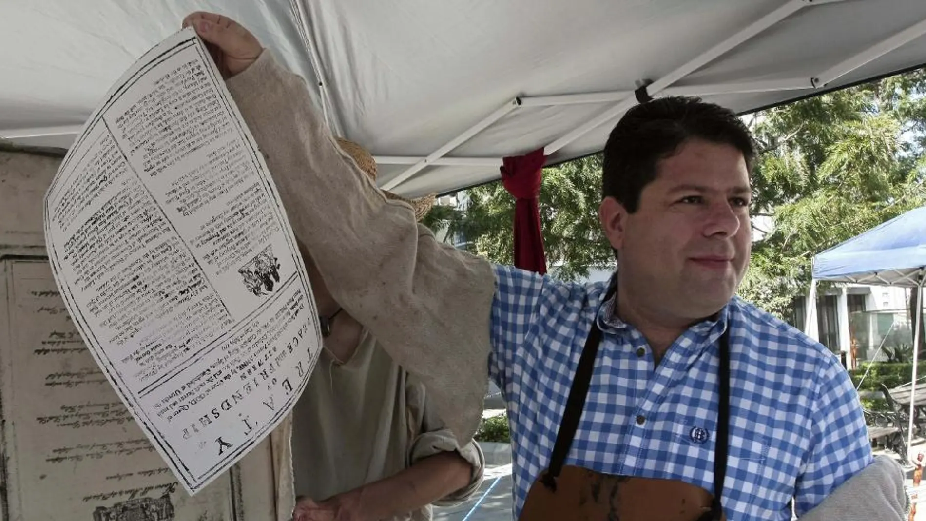 El primer ministro de Gibraltar, Fabian Picardo, sujeta un ejemplar de la portada del Tratado de Utrecht