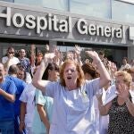 Protestas. Un grupo de sanitarios coreó frases ofensivas contra Cifuentes, que estaba en la UCI