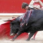 Derechazo de El Juli, que trata de alargar la embestida de a uno de sus dos toros de Victoriano del Río