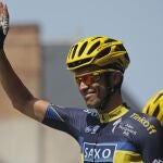 Alberto Contador saluda a los aficionados tras la etapa de hoy, la 14ª, que terminó en Lyon