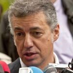 El lehendakari, Iñigo Urkullu, atiende a los medios