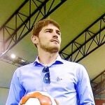 Iker Casillas luce una camisa de la marca en Qatar