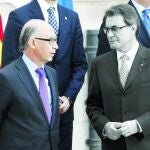 Cristóbal Montoro y Artur Mas conversan en la última reunión de presidentes autonómicos con Rajoy