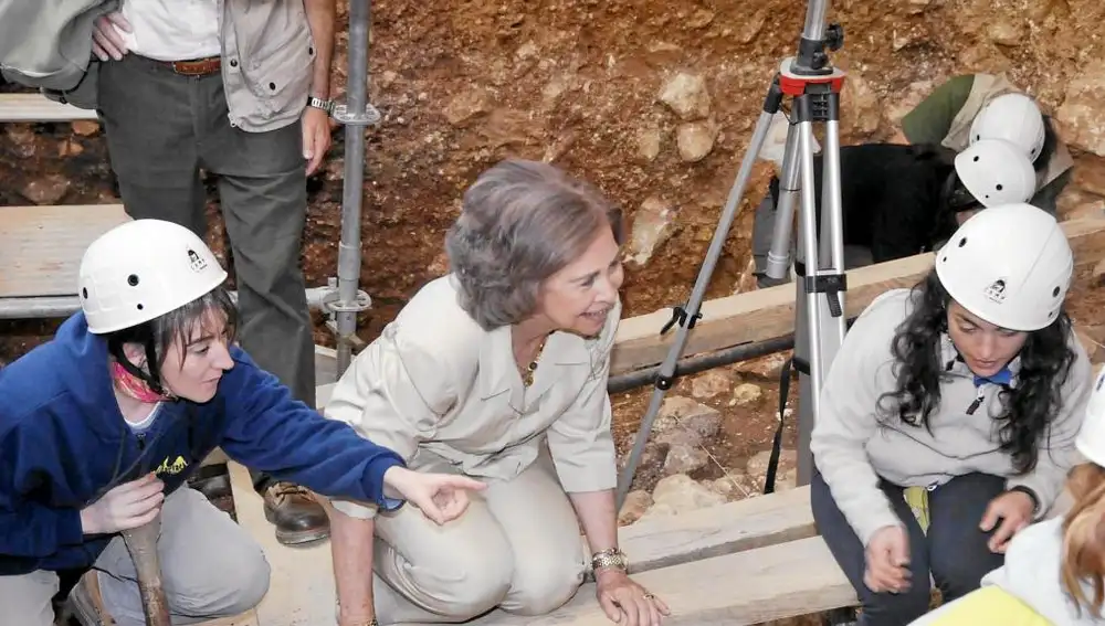 La Reina, en la imagen de la derecha, durante una visita a Atapuerca el 7 de julio de 2009. A la izquierda, abajo, Tatoi, el antiguo palacio de los Reyes de Grecia. Foto: Ical