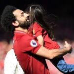 Salah, con su pequeña en brazos