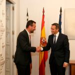 El alcalde de Elche, Carlos González, saluda al presidente de la Diputación de Alicante, César Sánchez, ayer, durante la presentación del concurso de ideas para el diseño del futuro Auditorio Provincial de Elche